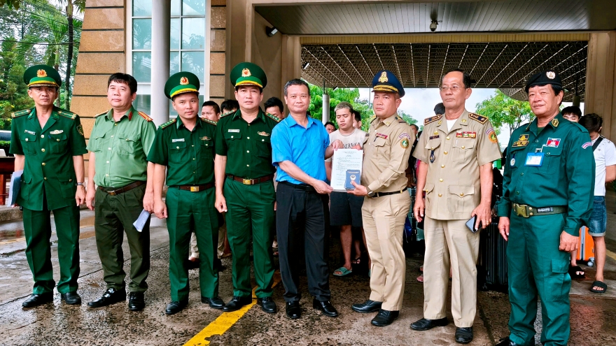 Tiếp nhận 45 công dân Việt Nam cư trú trái phép tại Campuchia